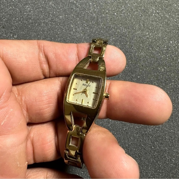 Relic Ladies Watch Gold Tone Squared Quartz Working With Nee Battery - Picture 2 of 7